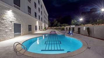 Una piscina al aire libre de temporada