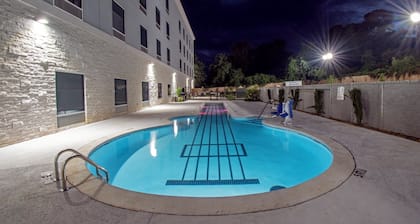 Holiday Inn Express & Suites Memphis Arpt Elvis Presley Blv by IHG