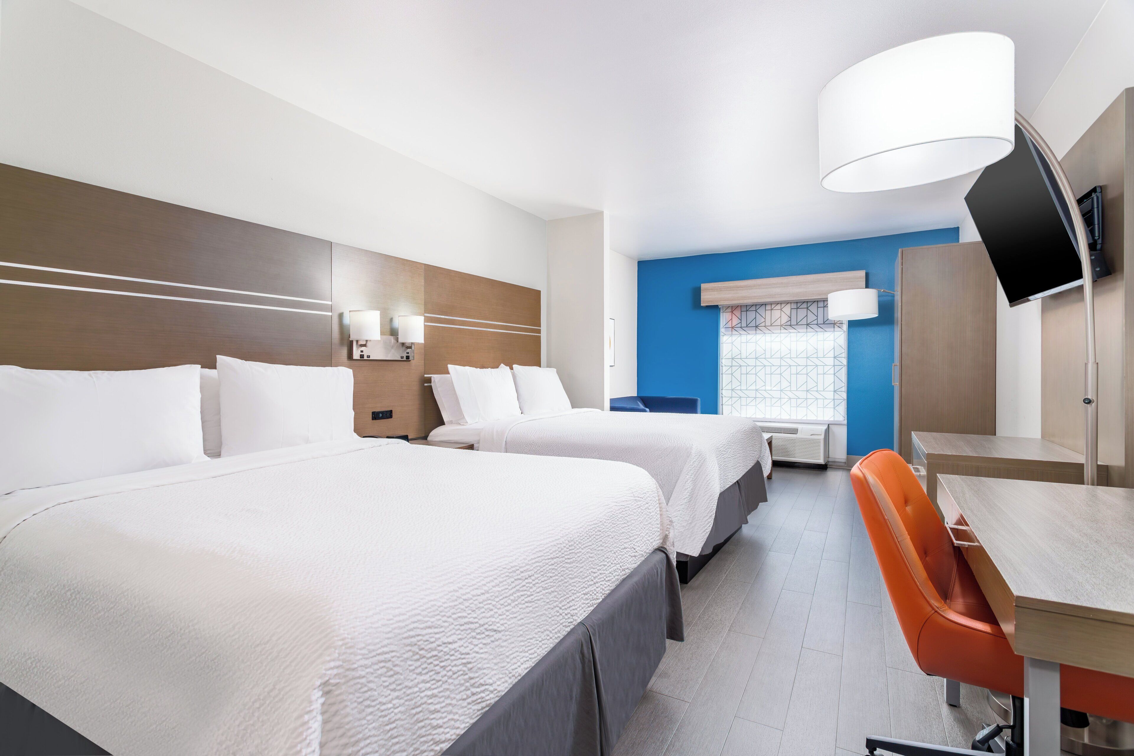 Escrivaninha, cortinas blackout, ferros/tábuas de passar roupa