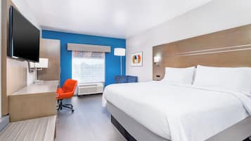 Bureau, rideaux occultants, fer et planche Ă repasser