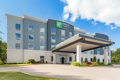 Holiday Inn Express & Suites Memphis Arpt Elvis Presley Blv by IHG