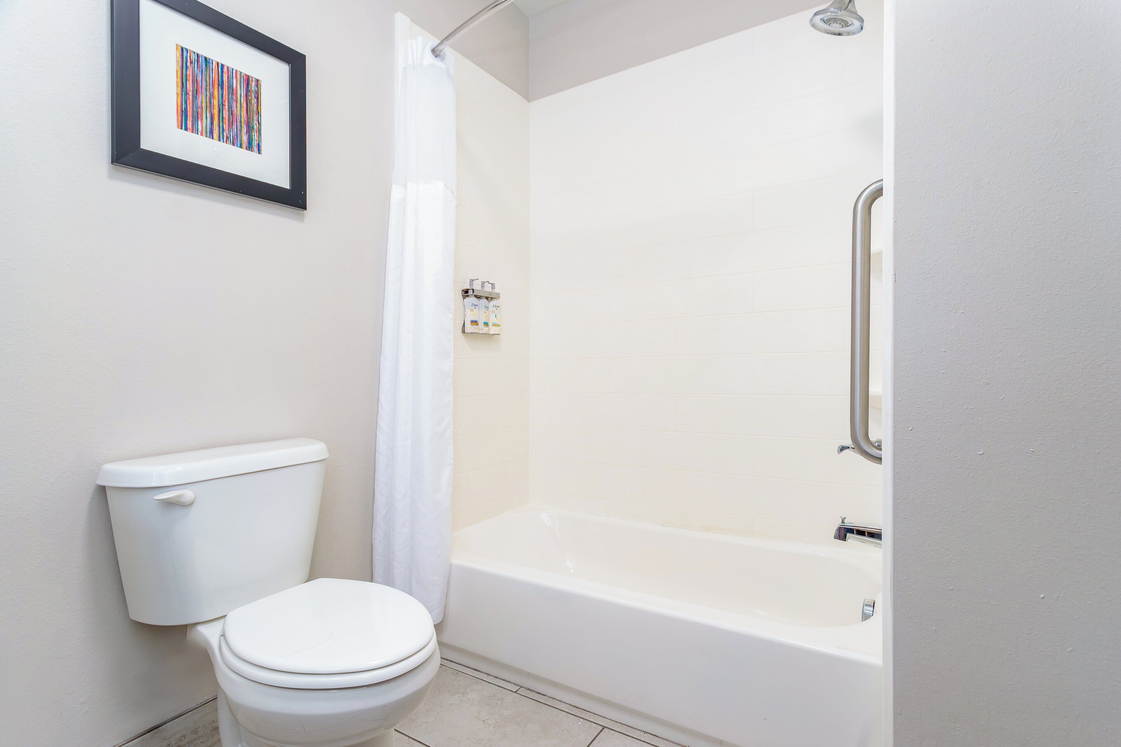 Ein Badezimmer mit Toilette, Badewanne und Duschvorhang.