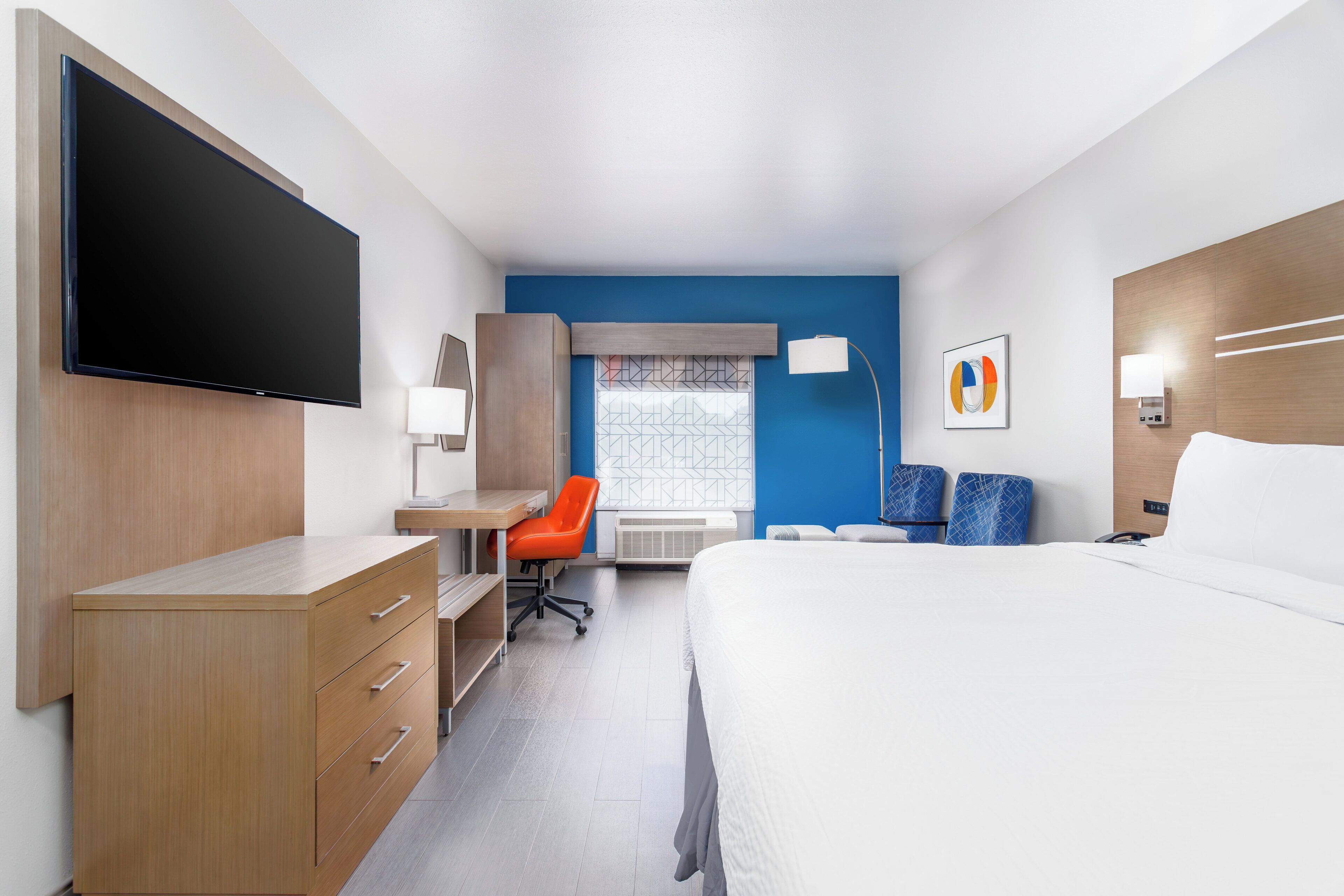 Suíte, 1 cama King | Escrivaninha, cortinas blackout, ferros/tábuas de passar roupa