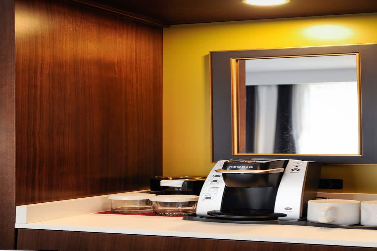 1 sovrum, värdeförvaringsskåp på rummet och skrivbord