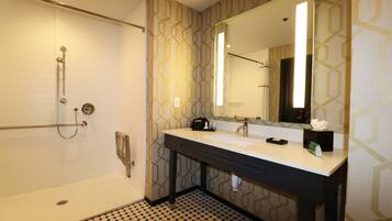 Regadera, amenidades de baño gratuitas, secadora de cabello, toallas