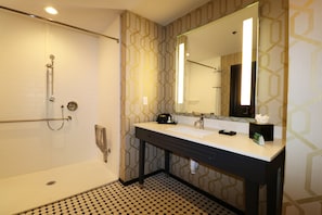 淋浴設備、免費盥洗用品、吹風機、毛巾