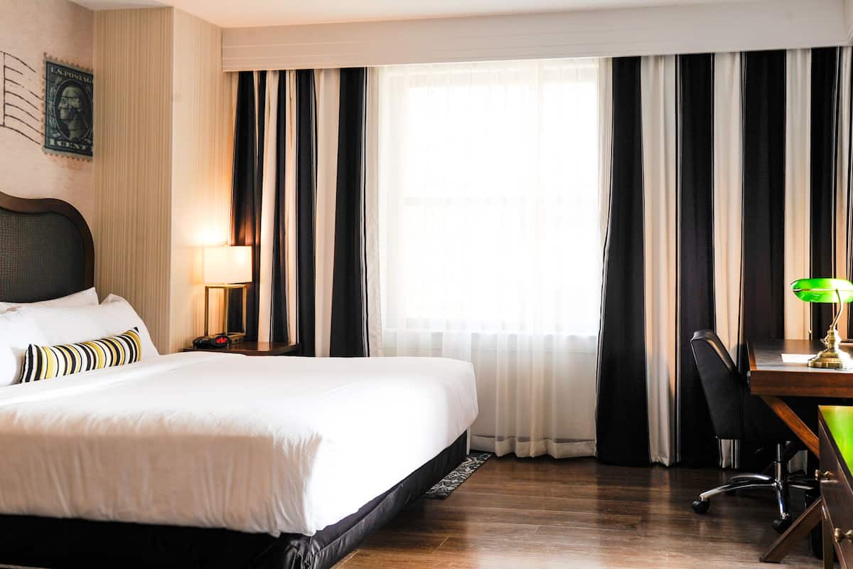 1 sovrum, värdeförvaringsskåp på rummet och skrivbord