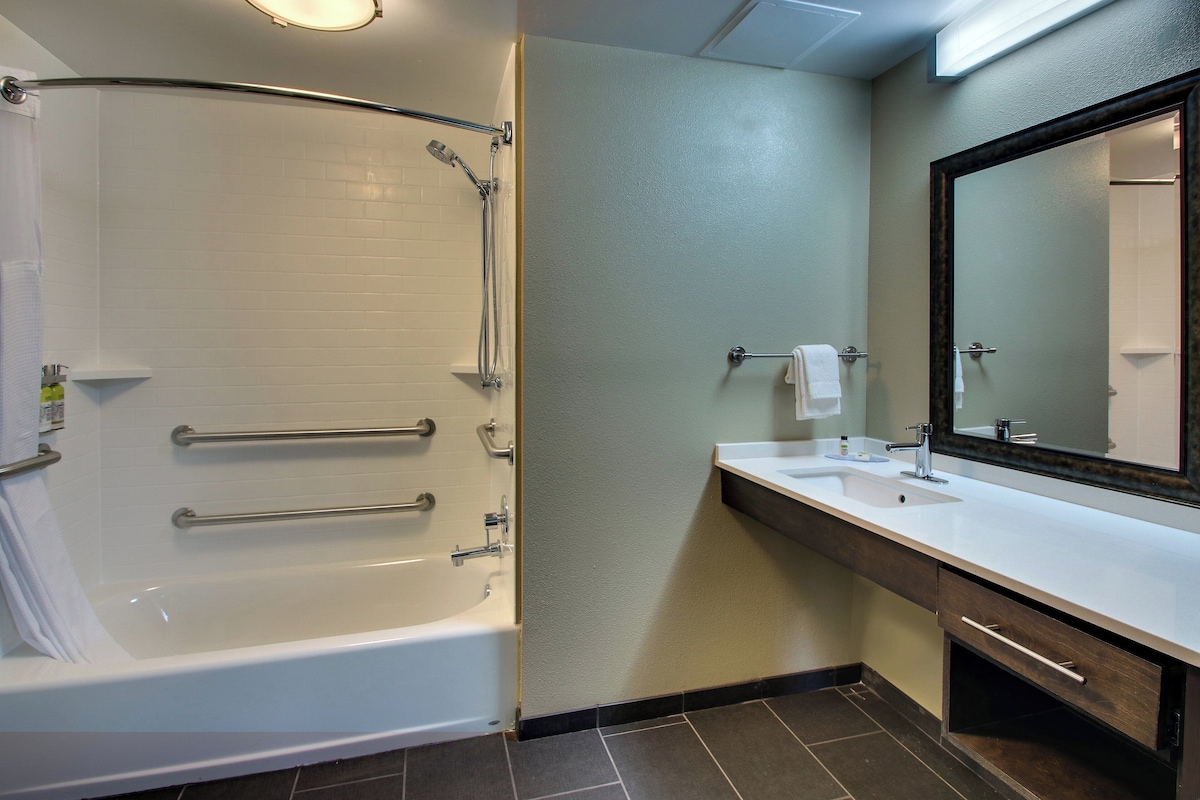 Suite estudio, 1 cama King size, con acceso para personas discapacitadas (Mobility, Accessible Tub) | Servicios de la habitación