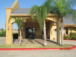 Interior entrance - Sunbridge Inn & Suites (Zapata)