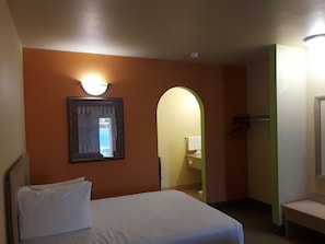 1 Schlafzimmer, hochwertige Bettwaren, Schreibtisch