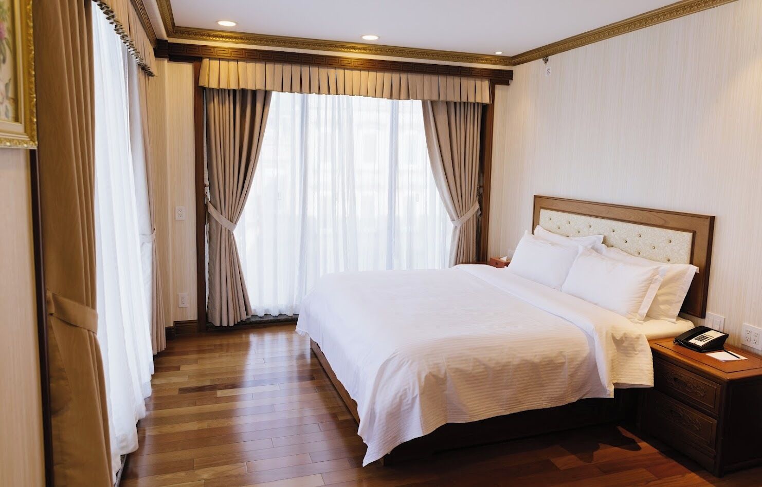 Executive Penthouse, 1 King Bed, Balcony | In-room safe, desk, blackout drapes, iron/ironing board
