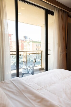 In-room safe, desk, blackout curtains, iron/ironing board - The Allen Hotel (New York)