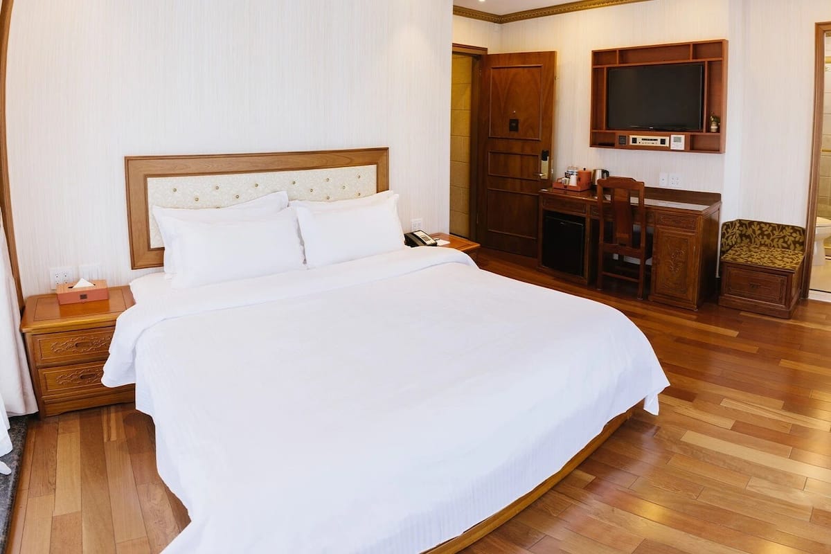 Executive kamer, 1 kingsize bed | Een kluis op de kamer, een bureau, verduisterende gordijnen