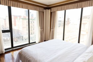 In-room safe, desk, blackout curtains, iron/ironing board - The Allen Hotel (New York)