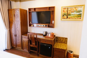 Balcony King Deluxe Room | In-room safe, desk, blackout drapes, iron/ironing board at The Allen Hotel