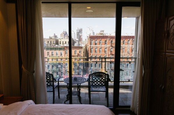 In-room safe, desk, blackout curtains, iron/ironing board - The Allen Hotel (New York)