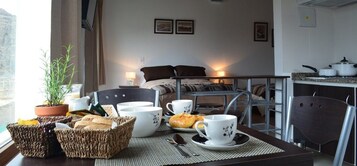 Apartment (2-3 People) | In-room dining