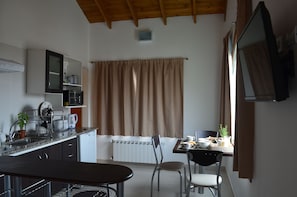 Apartment (2-3 People) | Eigene Küche | Großer Kühlschrank, Mikrowelle, Ofen, Herdplatte