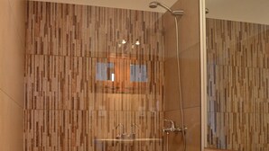 Ein modernes Badezimmer mit Dusche, Bidet und Toilette.