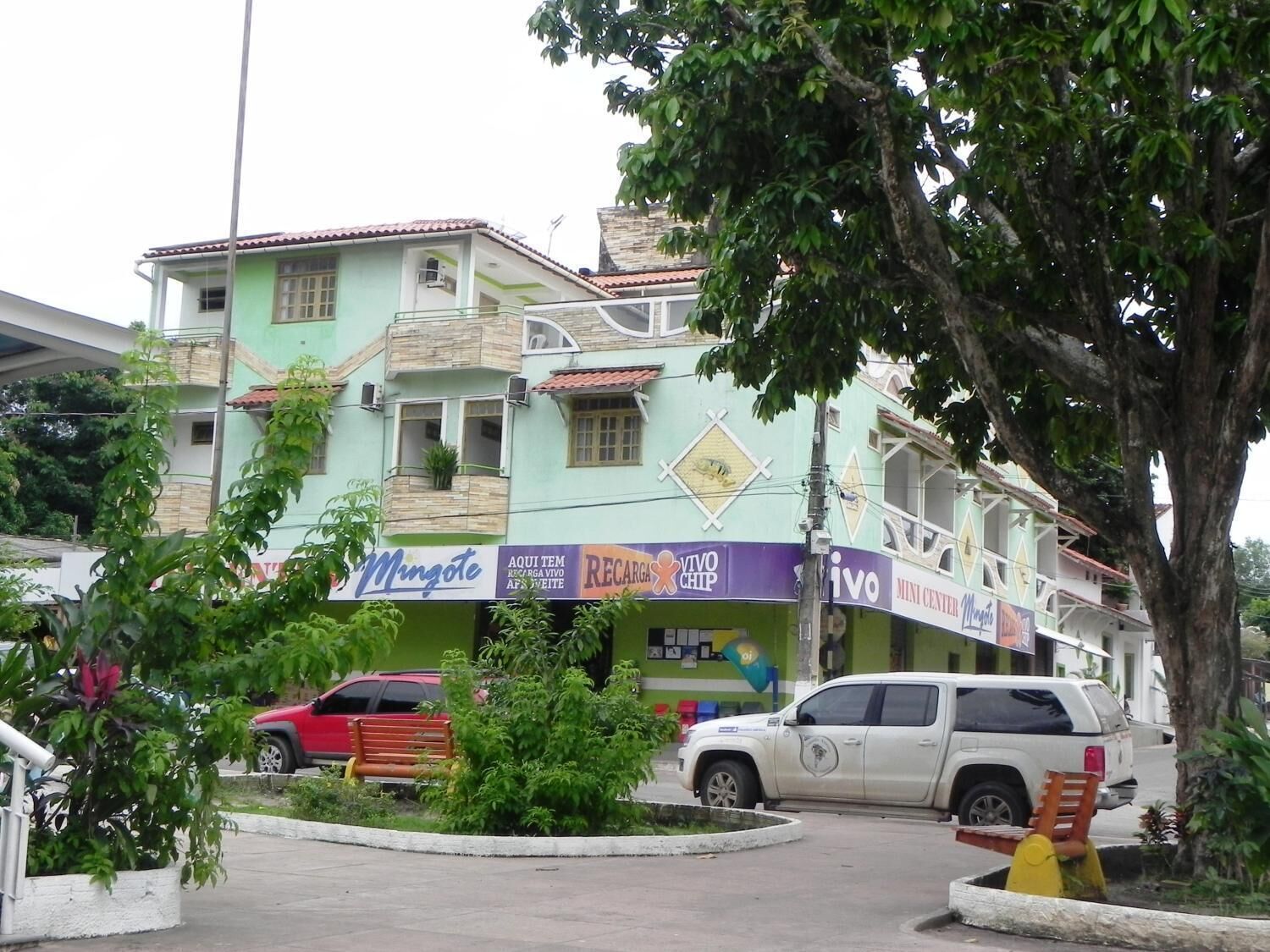 A building with multiple storefronts, including 'Mingote' and 'Recarga Vivo Chip'.