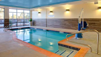 Una piscina cubierta
