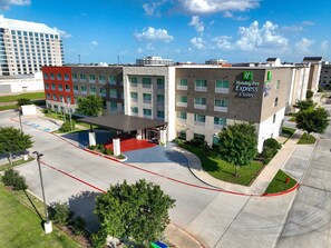 A hotel with a covered entrance, multiple floors, and a parking lot. - Holiday Inn Express & Suites Dallas NW - Farmers Branch by IHG (Farmers Branch)