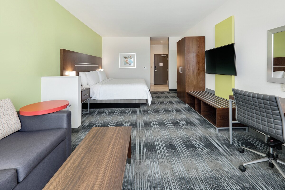 Premium bedding, pillowtop beds, in-room safe, desk