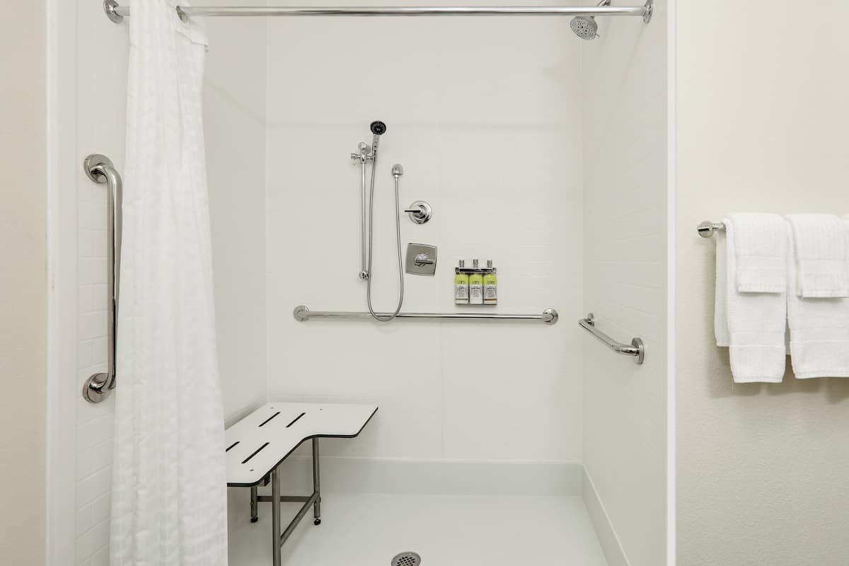 Suite estudio, 1 cama Queen size, regadera para personas con discapacidad (Mobility) | Ropa de cama hipoalergénica y caja de seguridad en la habitación