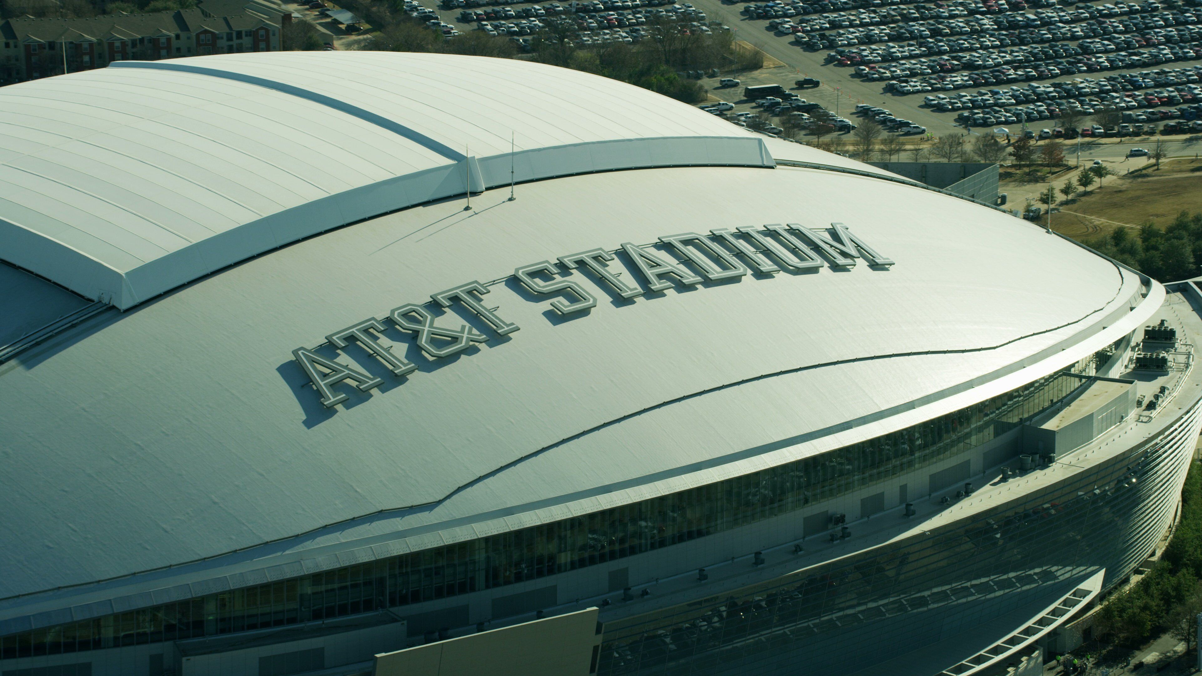Uno stadio dotato di un ampio tetto curvo e con la scritta AT&T Stadium.