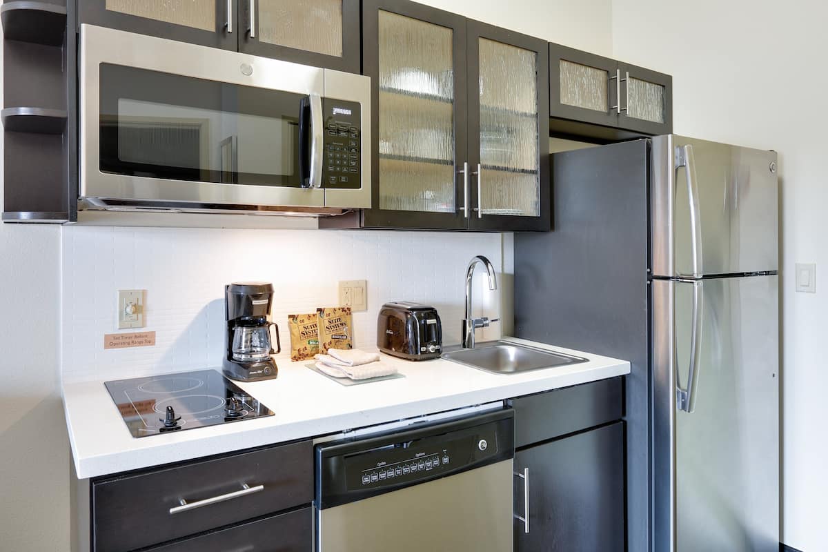 fridge, microwave, stovetop, dishwasher