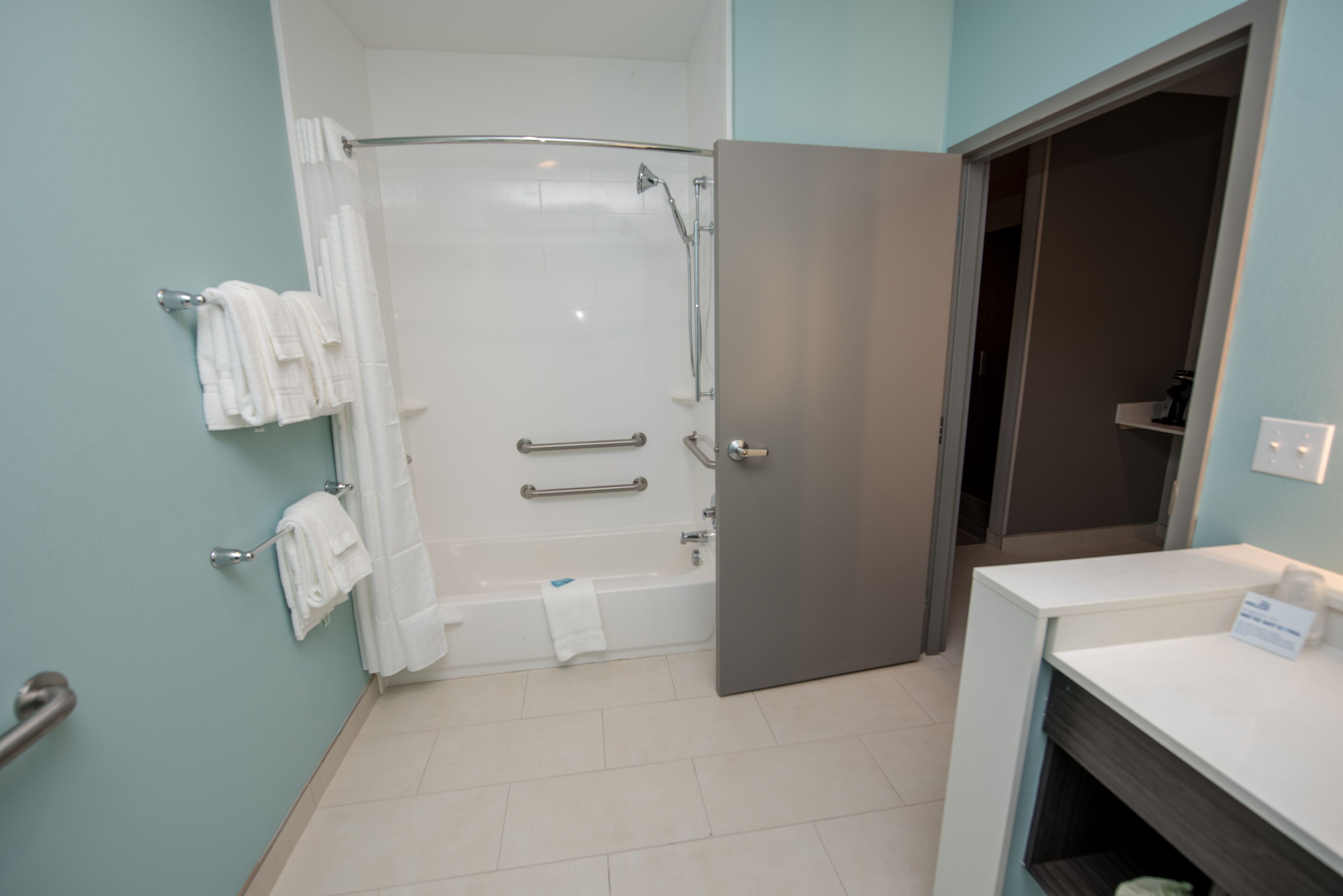 Un baño con ducha, bañera, inodoro y lavabo.