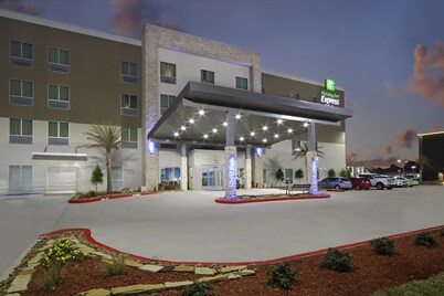 Holiday Inn Express & Suites Lake Charles South Casino Area by IHG