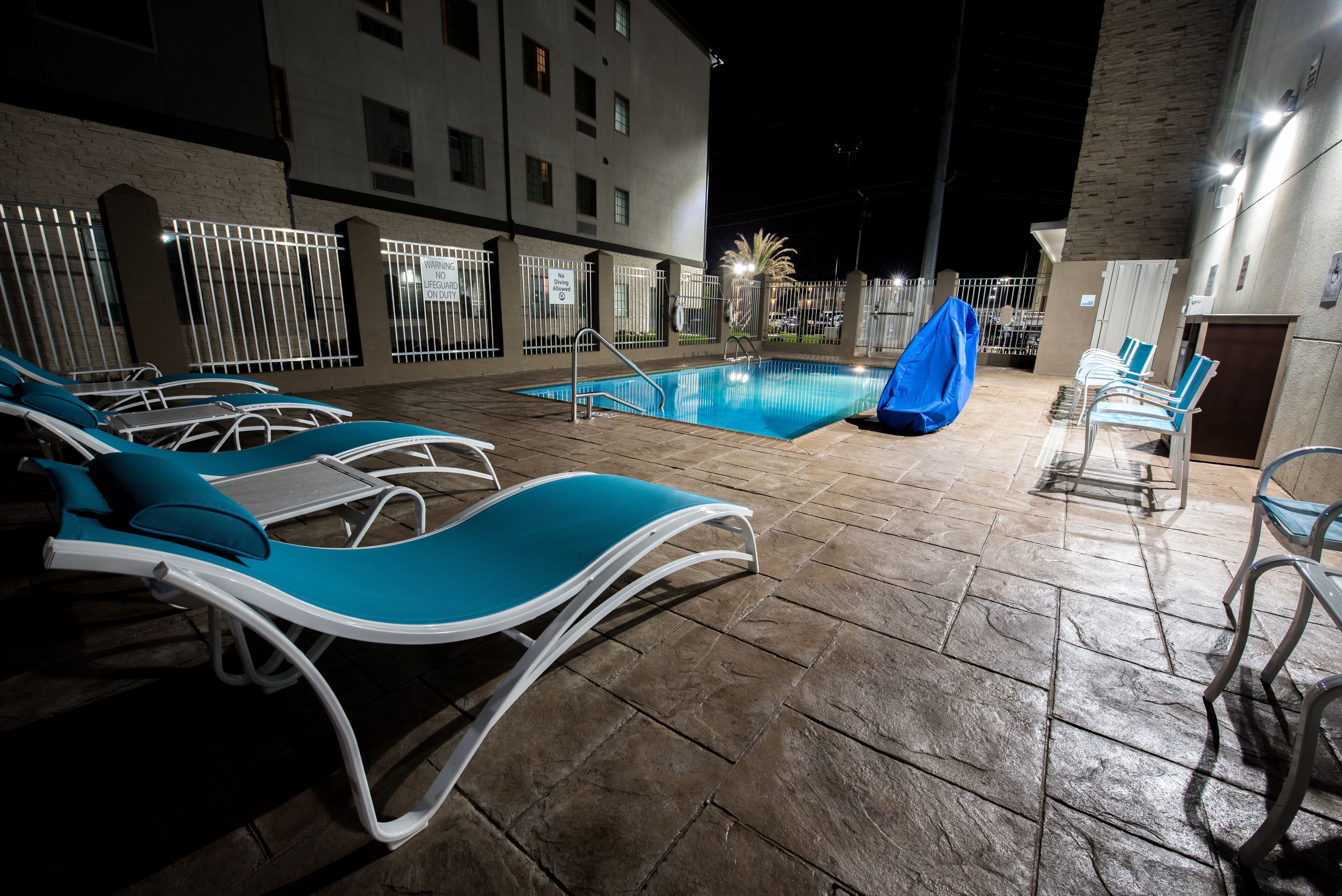 Piscina externa, funciona das 9h às 22h, guarda-sóis, espreguiçadeiras