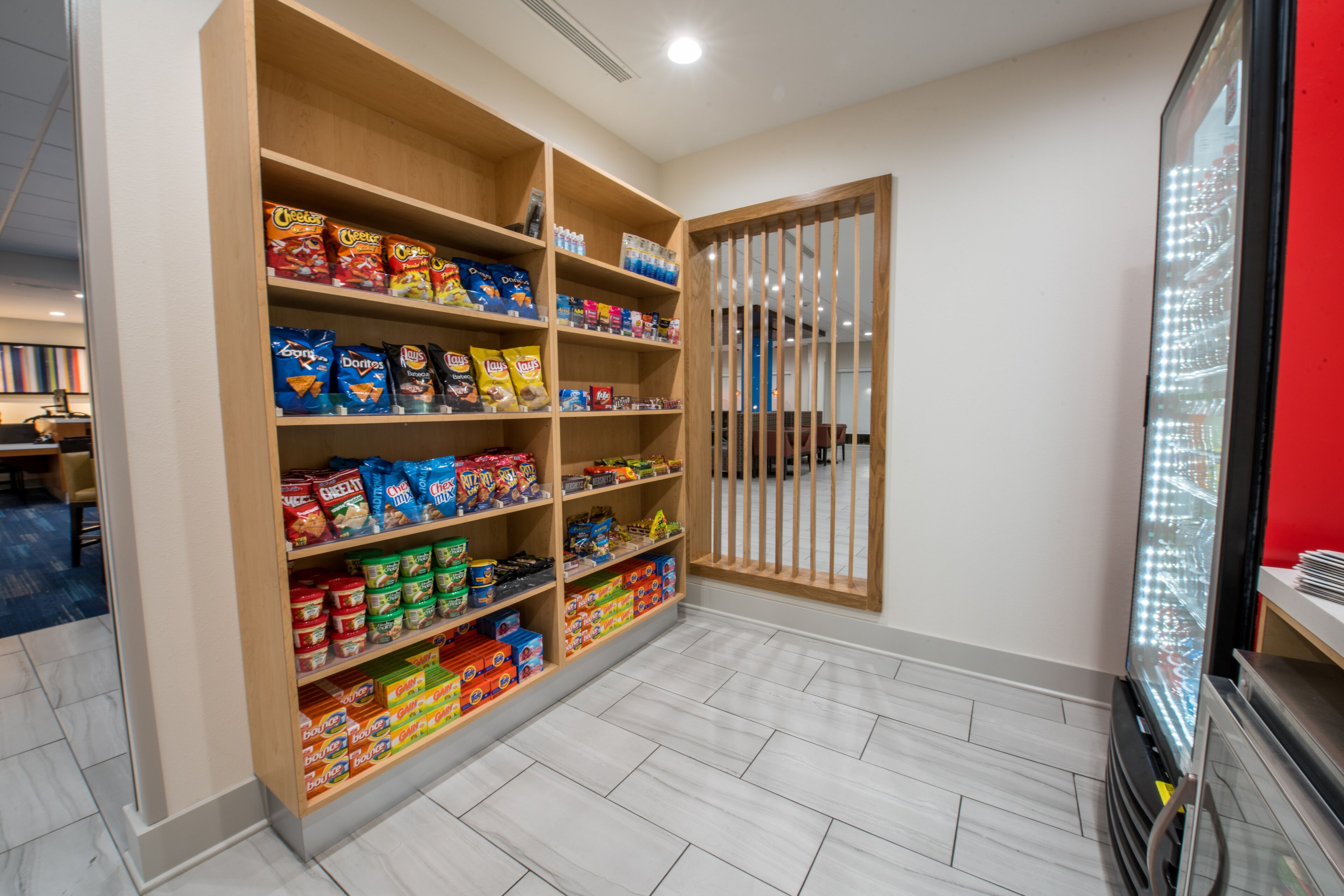 Un pasillo con productos alimenticios envasados y una partición de madera.
