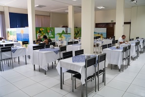 A dining area with tables set for multiple people, featuring a checkered tablecloth pattern. - Hotel Borari (Santarém)