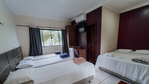 A hotel room with two beds, a TV, a desk, and a window with curtains. - Hotel Borari (Santarém)