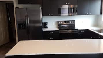 Refrigerador, microondas y cafetera y tetera