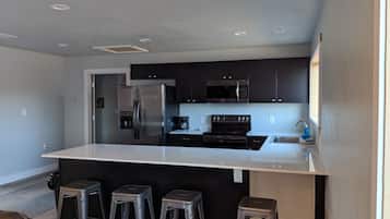 Kondo Deluks, 2 kamar tidur | Dapur kecil pribadi | Lemari es, microwave, dan mesin pembuat kopi/teh