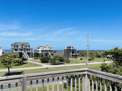Hatteras Hideaway 3 Bedroom Cottage by RedAwning