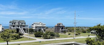 Hatteras Hideaway 3 Bedroom Cottage by RedAwning
