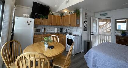 18 Foolish Endeavor Ii Studio Bedroom Condo by RedAwning