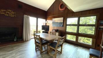 Cottage, 3 Bedrooms | Dining
