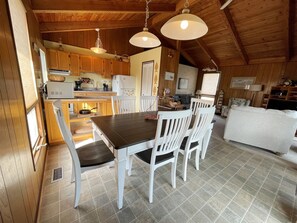 Cottage, 3 Bedrooms | Dapur peribadi | Peti sejuk/penyejuk beku saiz penuh, ketuhar gelombang mikro, dapur 