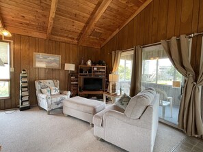 Cottage, 3 Bedrooms | Ruang tamu | TV, pemain DVD 