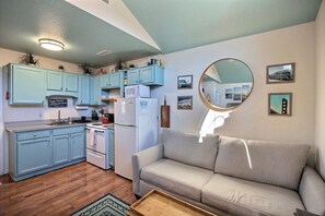 Studio | Yksityinen keittiö | Täysikokoinen jääkaappi, mikroaaltouuni, liesi, kahvin-/teenkeitin