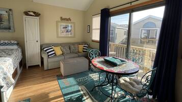 Studio | Khu phòng khách | TV, đầu đĩa DVD