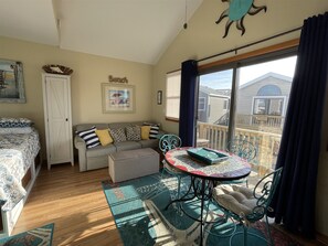 Studio | Woonruimte | Een televisie en een dvd-speler