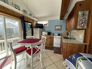 Apartamento, 1 habitación | Cocina privada | Frigorífico grande, microondas y cafetera o tetera