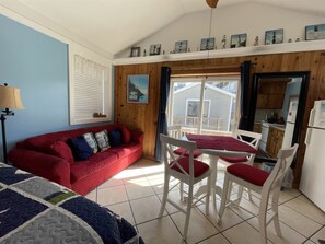 Apartamento, 1 habitación | Zona de estar | Una televisión, un reproductor de DVD