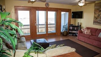 Condo, 1 phòng ngủ | Khu phòng khách | TV, đầu đĩa DVD